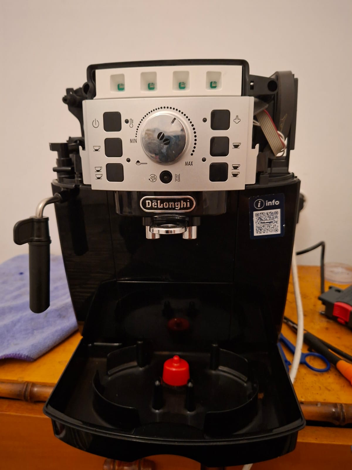 Técnico reparando electrodoméstico